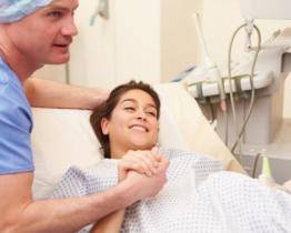 Věk rodiček se stále zvyšuje, páry často využívají asistované reprodukce