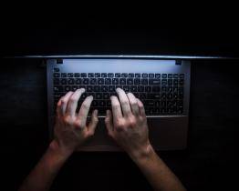 Muž neunesl rozvod s manželkou. Naboural se jí do účtu na sociální síti