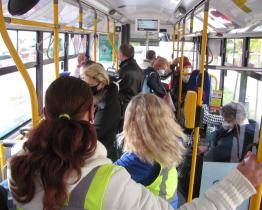 Poctivci, ale i zarytí odpírači. Revizoři kontrolovali nošení roušek v MHD