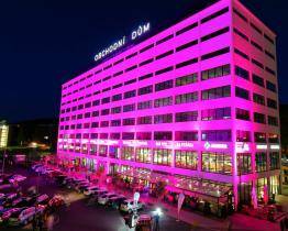 Na podporu zlínské onkologie se Obchodní dům rozsvítil narůžovo