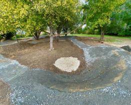 Pumpování mezi stromy! V Kroměříži otevřeli novou terénní dráhu pro bikery