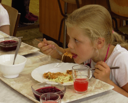 Na obědy pro děti z rodin v hmotné nouzi dá kraj přes milion korun