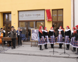 Nová pamětní deska připomíná malíře Jožu Uprku