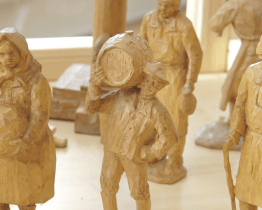 V domě kultury vystavují dřevořezby Františka Gajdy