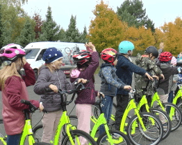 Součástí tělesné výchovy jsou i koloběžky