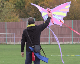 Děti v Sadech pouštěly draky a házely na terč