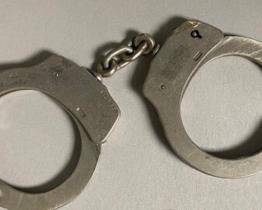 Násilník napadl a okradl vlastní matku, hrozí mu až deset let za mřížemi