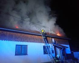 Při požáru v Ludkovicích se zranil profesionální hasič