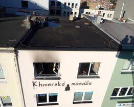 Za výbuch na náměstí Míru nemohl plyn, ale vadný přímotop. Při zásahu se přiotrávili dva hasiči