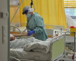 Rizikové pacienty začali ve Vsetínské nemocnici léčit monoklonálními protilátkami