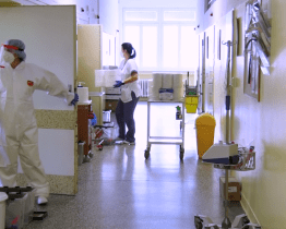 Nemocnice hlásí zákaz návštěv i hospitalizované s koronavirem 