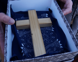 Starostové obcí poničených tornádem převzali kříže od papeže