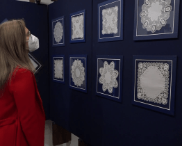 V Zubří otevřeli výstavu Vánoce s bílou výšivkou