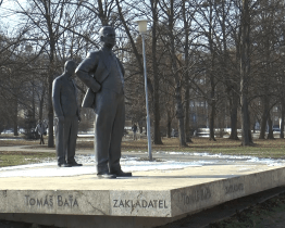 Dvanáctitunový podstavec musela zvedat těžká technika