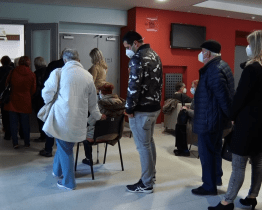 Na očkování čekali lidé desítky minut