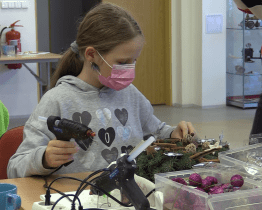 Návštěvníci muzea si vyrobili adventní věnce