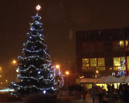 Atmosféru rozsvícení vánočního stromu umocnil první sníh