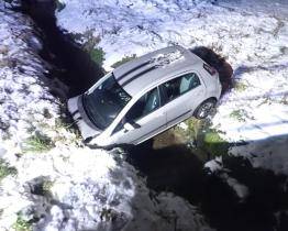 Řidička nezvládla řízení a skončila s autem v potoce 