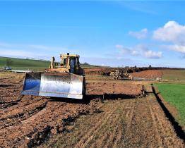 Stavba úseku dálnice D49 z Hulína do Fryštáku začala zemními pracemi