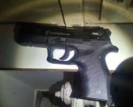 Opilý muž mířil v centru Zlína pistolí na mladíky, zpacifikovali ho strážníci městské policie