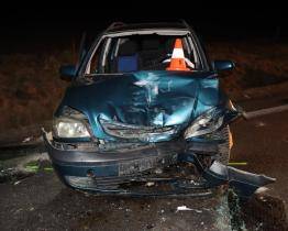 Opilá řidička nabourala do policejního vozu. Dva policisty museli převézt do nemocnice