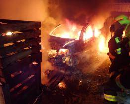 Ve Všemině hořelo osobní auto