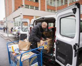 Zaměstnanci krajského úřadu přispěli do potravinové sbírky