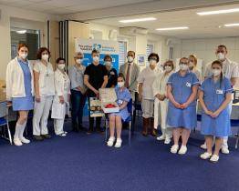 Dobroty a vzkazy plné podpory. Vsetínští studenti poděkovali zdravotníkům za jejich náročnou práci 