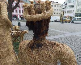 Vandal podpálil slaměnou sochu z vánoční výzdoby. Myslel si, že jde o Pannu Marii 