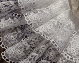 Starý kvartýr vystavuje peřinky a zavinovačky