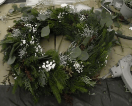 V kavárně se pletly adventní věnce