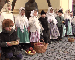 Děti z Věnečku přišly koledovat k jesličkám