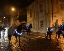 Ulicemi projížděl Mikuláš v kočáře, andělé a čerti na koních