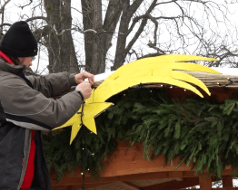 Náměstí Hrdinů zdobí betlém