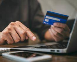 Muž z Kroměřížska naletěl na facebookovou reklamu. Teď je o 200 tisíc korun lehčí