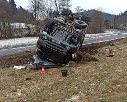 Řidiči, pozor! U Valašské Polanky komplikuje dopravu převržený náklaďák