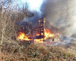 Perný den hasičů. Během úterý zasahovali hned u tří požárů