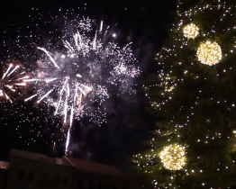 Ohňostroj přilákal na náměstí davy lidí