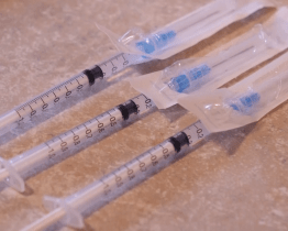 Skandál ve vsetínském očkovacím centru. Skupinka žen vydávala falešné očkovací certifikáty