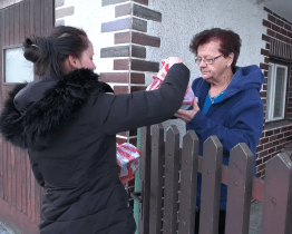 V Rožnově rozvezli 475 porcí štědrovečerních večeří seniorům zdarma