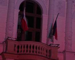 Budova Městského úřadu se oděla do sokolských barev