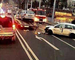 Ranní nehoda automobilu ochromila na dvě a půl hodiny dopravu na Jižních Svazích