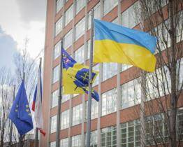 Ukrajinská vlajka vlaje od včerejšího dne před hejtmanstvím i na zlínské radnici