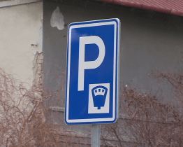 Radnice osadila parkoviště u nádraží třemi parkovacími automaty
