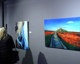 Filmový uzel zdobí benefiční výstava Ateliéru CBDart