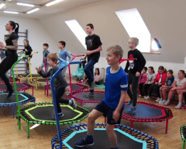 Den s trampolínkami nebyl jenom prosté skákání
