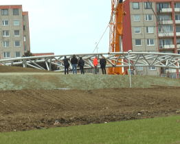 Vyhlídková lávka v Centrálním parku ve Zlíně na Jižních svazích je již usazena