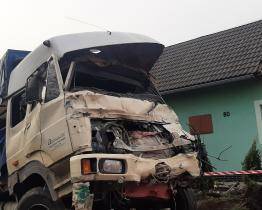 Nákladní vůz narazil do rodinného domu. Řidič skončil ve vážném stavu v nemocnici