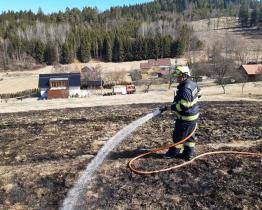 Hasiči varují: Nevypalujte trávu, hrozí požáry