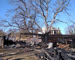 Ze stodoly zbylo po požáru jen torzo